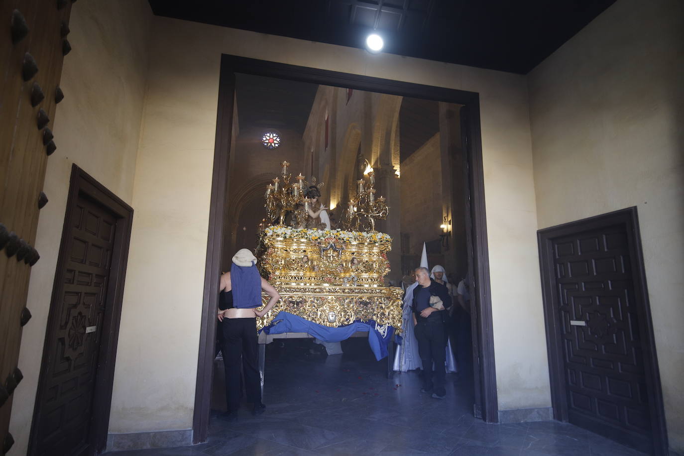 La Virgen de la Alegría recorre sola las calles de Córdoba, en imágenes