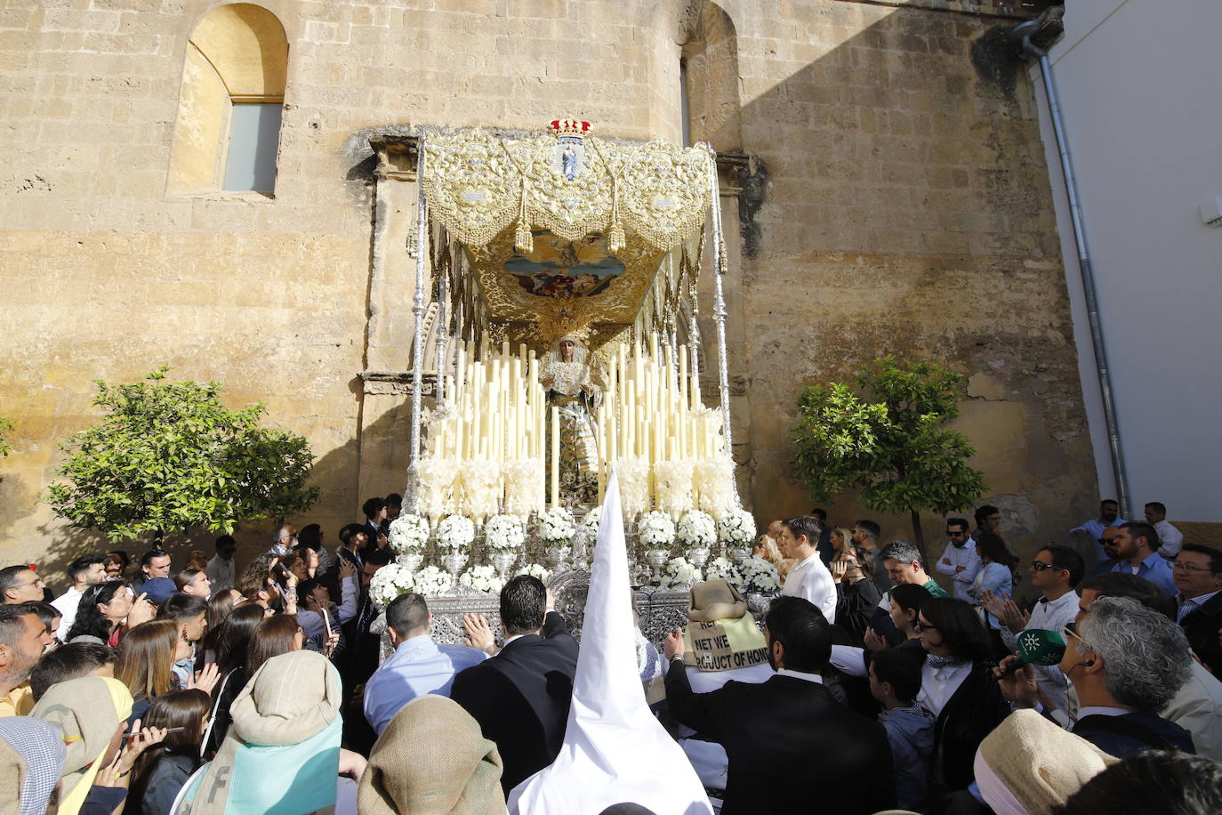 La Virgen de la Alegría recorre sola las calles de Córdoba, en imágenes