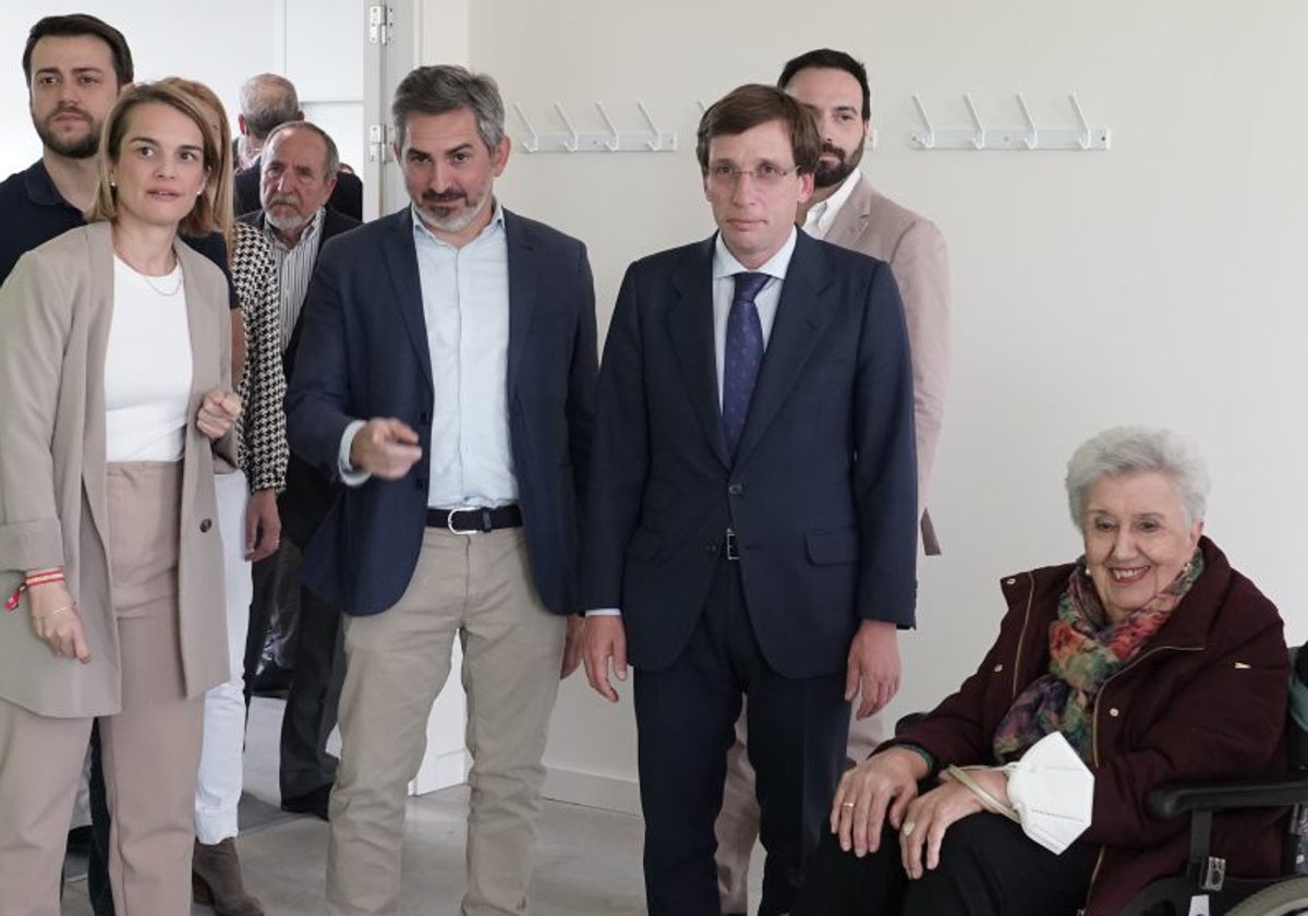 Almeida, junto a Pepe Aniorte y Ángel Niño (detrás), en un centro de mayores de Usera