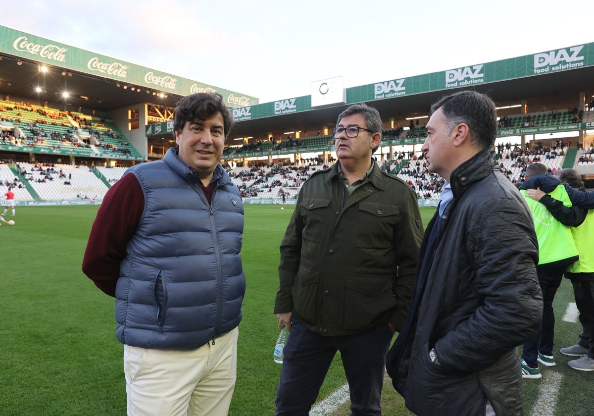 Coca, primero por la izquierda, también consejero del Córdoba CF, en el césped del Arcángel