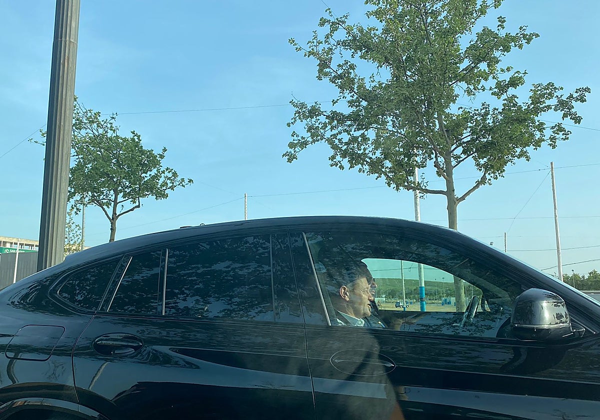 El entrenador del Córdoba CF, Manuel Mosquera, cerca de El Arcángel en el asiento de copiloto