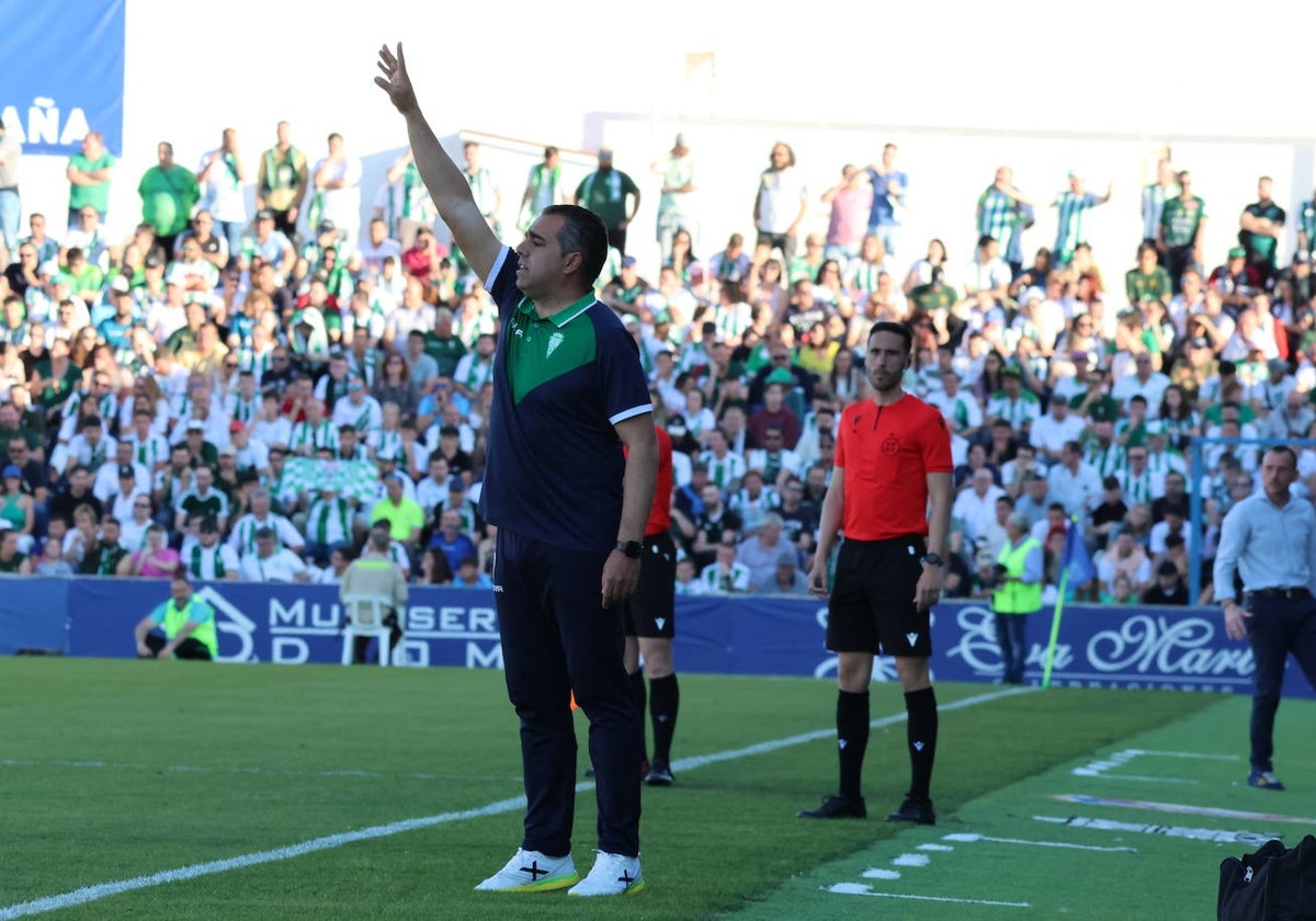 Germán Crespo da instrucciones a los jugadores durante un encuentro