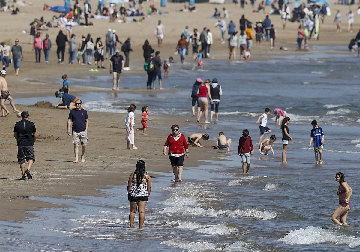 Imagen de gente paseando por la playa de la Malvarrosa de Valencia durante esta Semana Santa