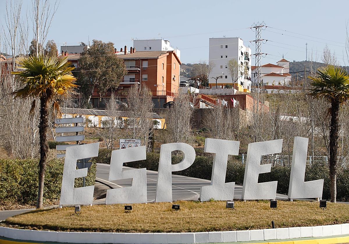 Glorieta de acceso a Espiel, con la línea eléctrica cruzándola