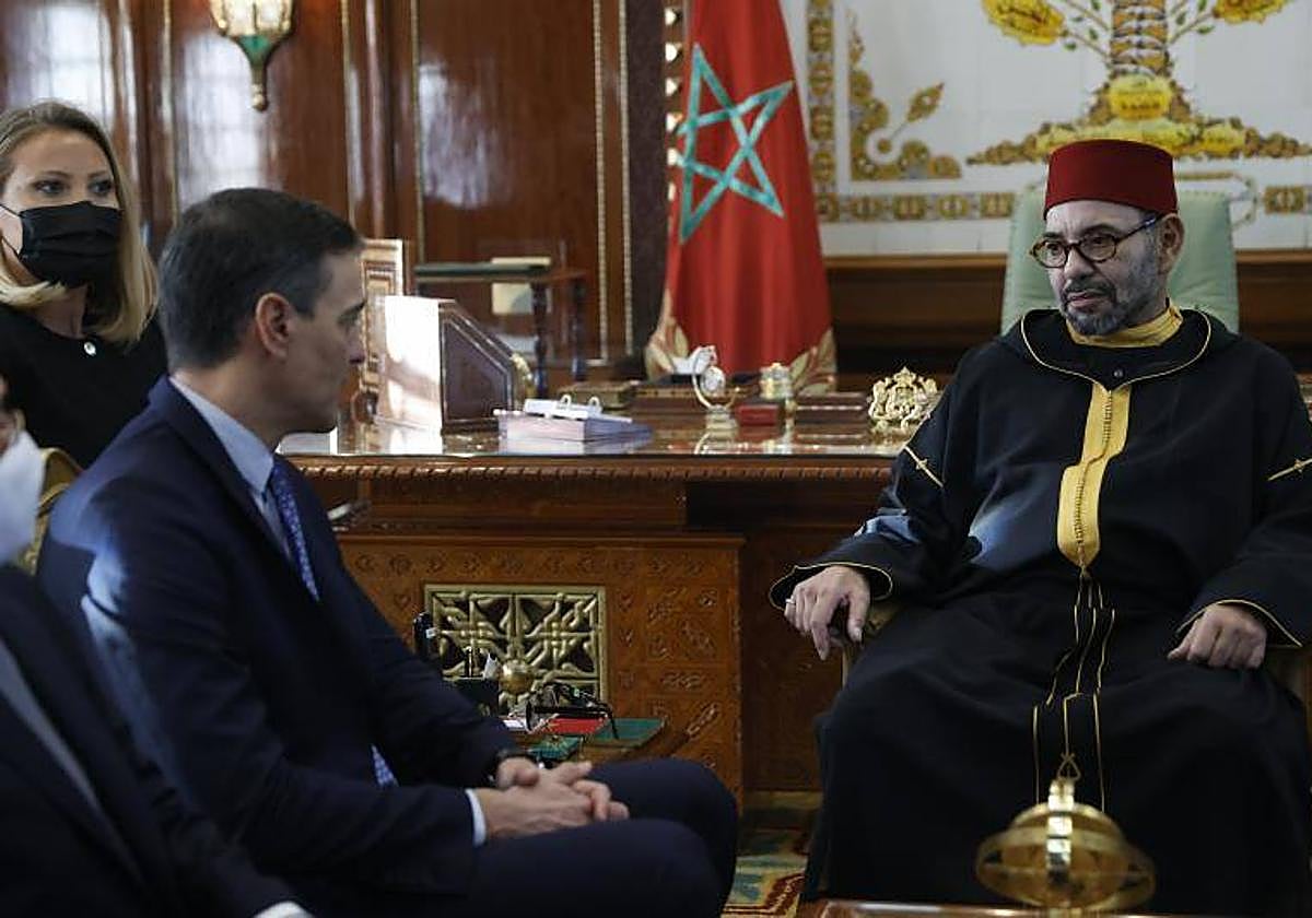 El presidente del Gobierno, Pedro Sánchez, y el rey de Marruecos, Mohamed VI, en una imagen de archivo