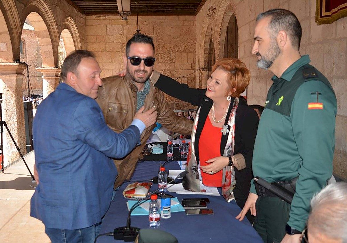 Antonio Martínez Saiz (con gafas de sol), tras ganar la puja
