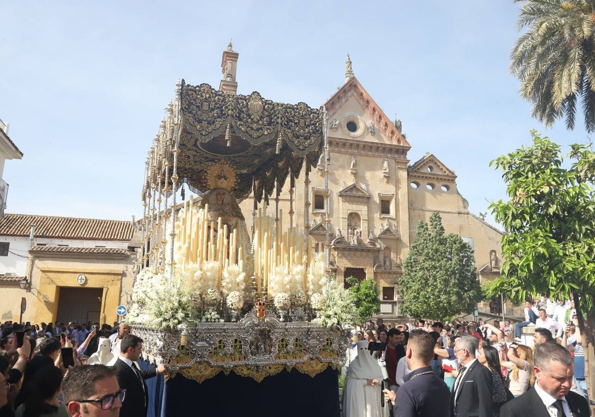 José y Sebastián Fernández, a la derecha con traje negro, ante el palio de la Merced, este Lunes Santo