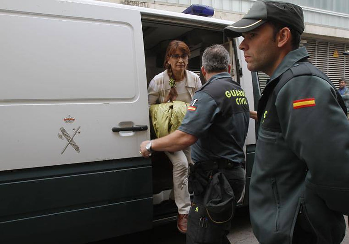La ex alcaldesa de Peñarroya María Luisa Fernández durante su detención en 2013 por la Guardia Civil