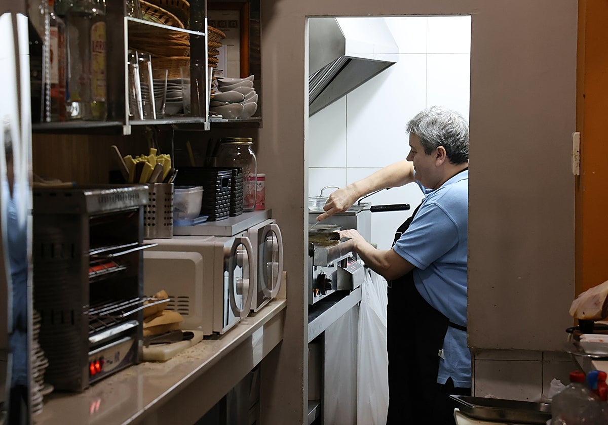 Un cocinero en un bar del centro de Córdoba