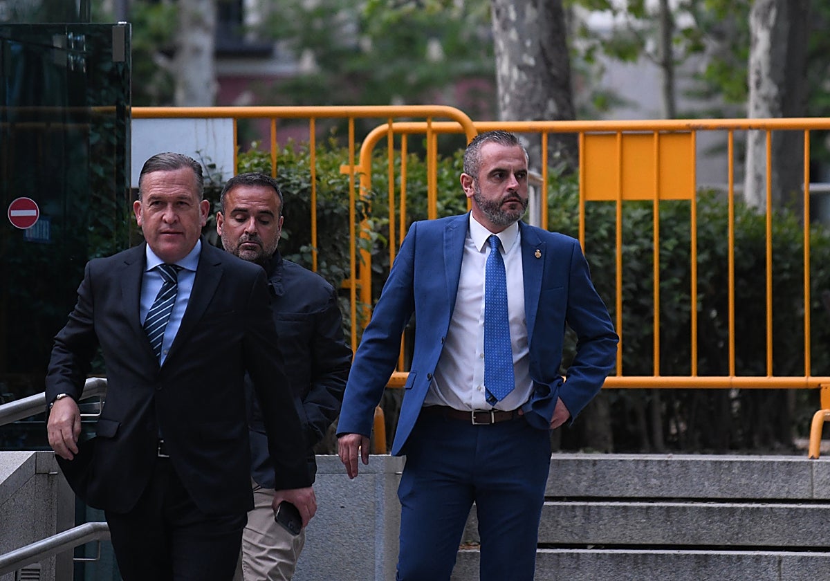 El teniente coronel David Oliva, con chaqueta azul, a la salida de la Audiencia Nacional