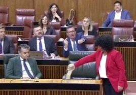 Una diputada de Adelante Andalucía arroja un bote de arena al escaño de Juanma Moreno en el Parlamento