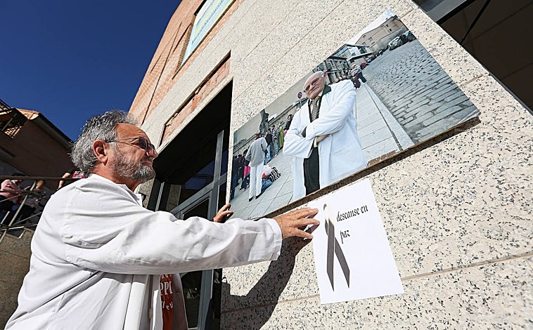Imagen principal - Los voluntarios de Cipriano González le recuerdan con nuevo reparto comida
