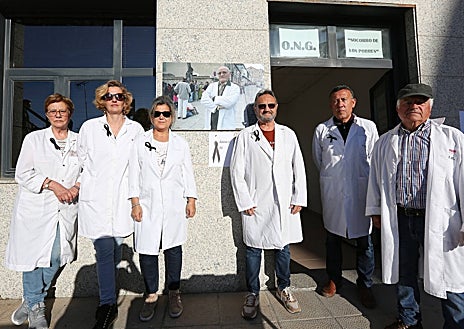 Imagen secundaria 1 - Los voluntarios de Cipriano González le recuerdan con nuevo reparto comida