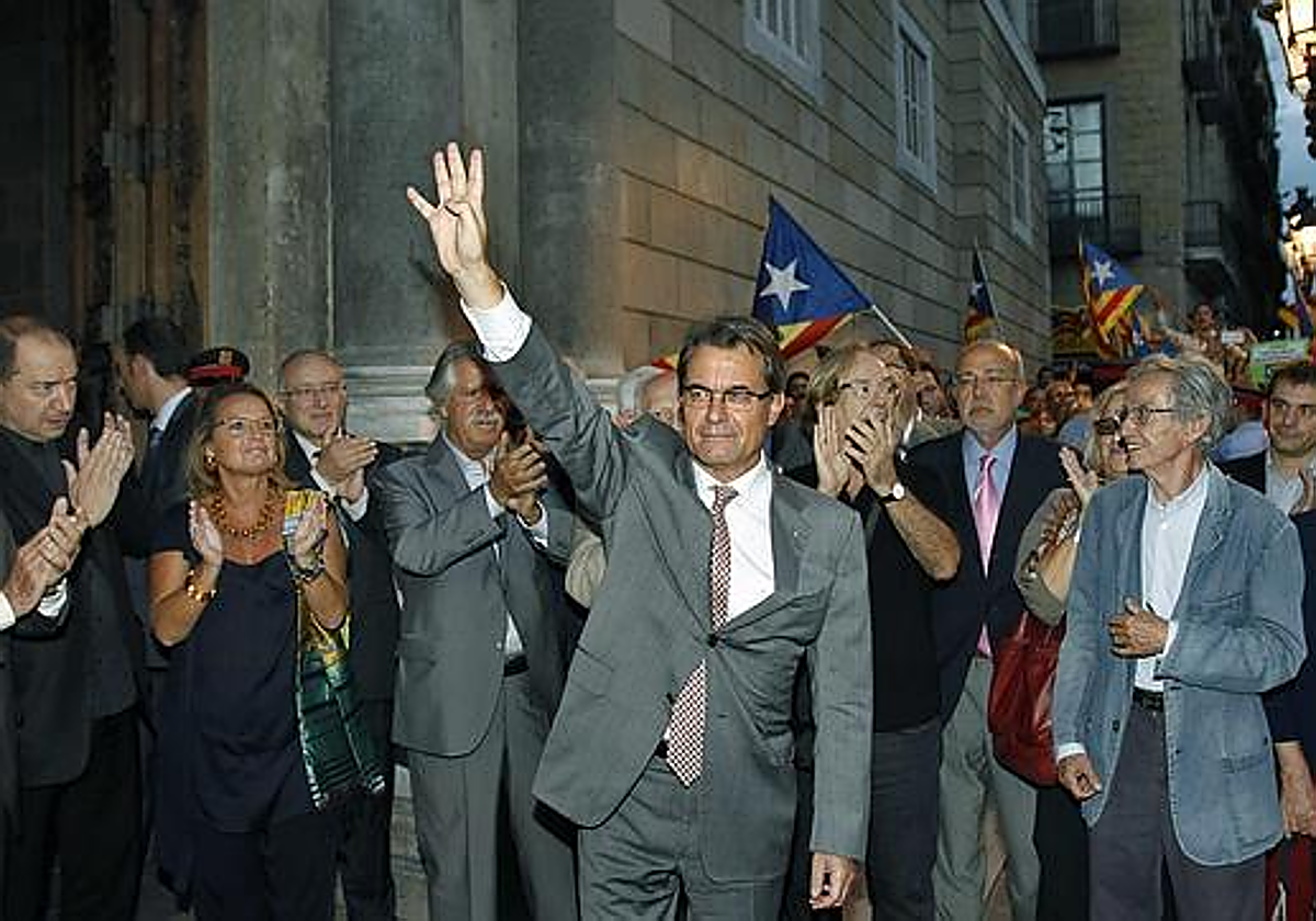 Artur Mas, la tarde del 20 de septiembre de 2012, saliendo del Palacio de la Generalitat con su esposa y aclamado por simpatizantes de CiU y la ANC, tras reunirse en Madrid con Mariano Rajoy