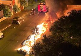 Los bomberos sofocan un espectacular incendio de seis contenedores en la avenida Cañito Bazán