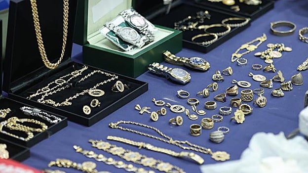 Numerosas joyas y relojes que guardaba el clan