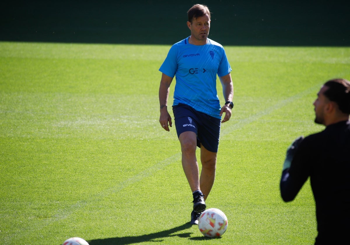 El nuevo entrenador del Córdoba CF, Manuel Mosquera, en el primer entrenamiento