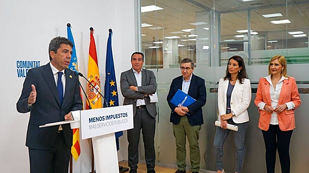 Imagen del líder del PPCV, Carlos Mazón, este miércoles en rueda de prensa junto a su equipo económico