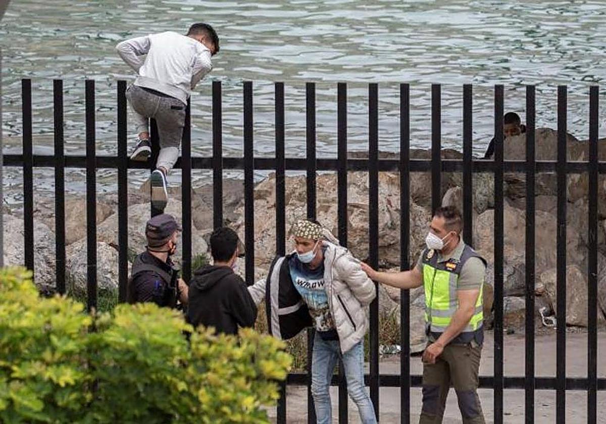 Unos menores siendo detenidos al entrar en Ceuta por la Guardia Civil, en una imagen de archivo