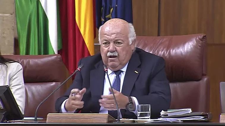 El presidente del Parlamento andaluz abronca a Adelante tras echar arena en el escaño de Moreno