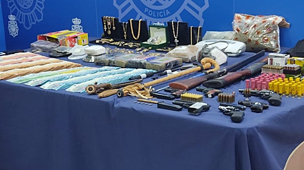 La droga, el dinero y las armas incautadas durante la operación policial
