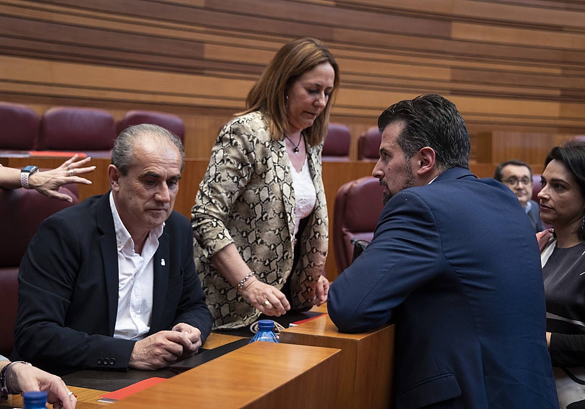 El socialista Luis Tudanca, junto a varios compañeros de bancada, durante el pleno
