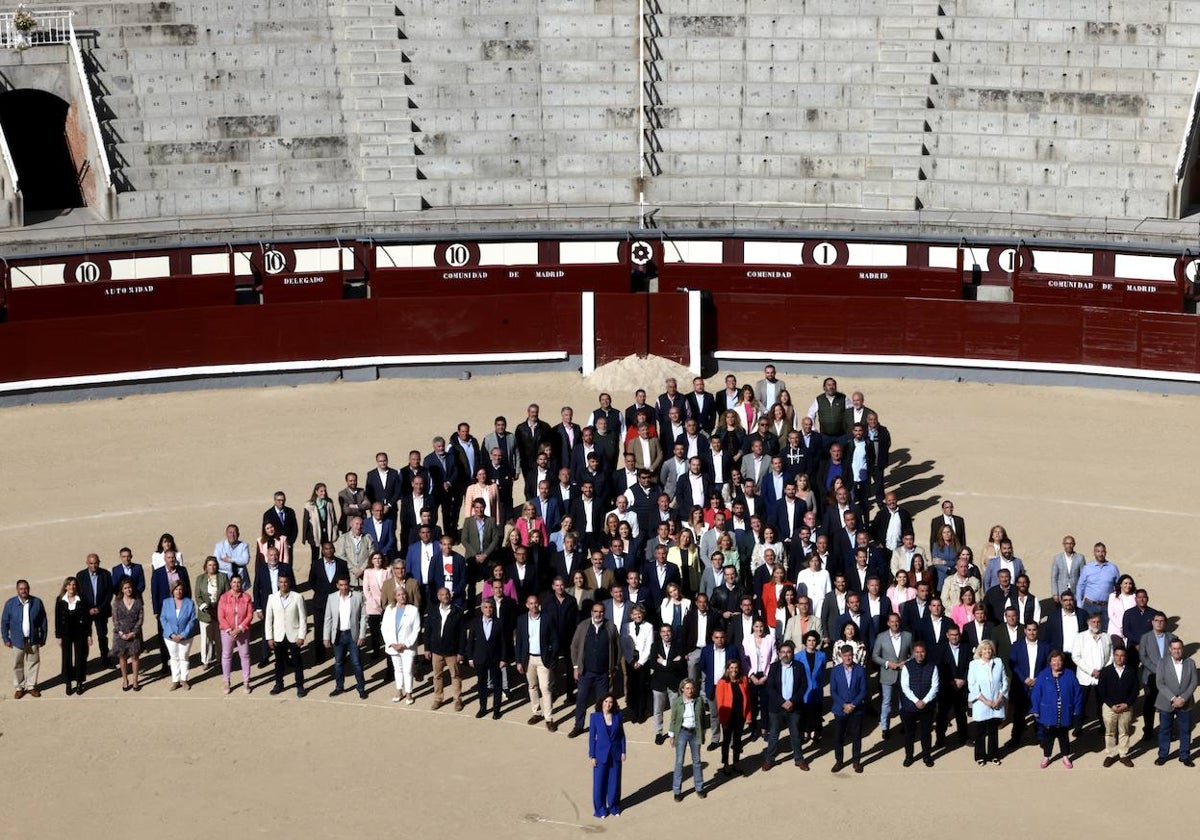 Díaz Ayuso y el resto de candidatos a alcaldes, cada uno situado en el lugar geográfico que ocupa su municipio, conforman el mapa autonómico sobre el coso de la plaza de toros de Las Ventas