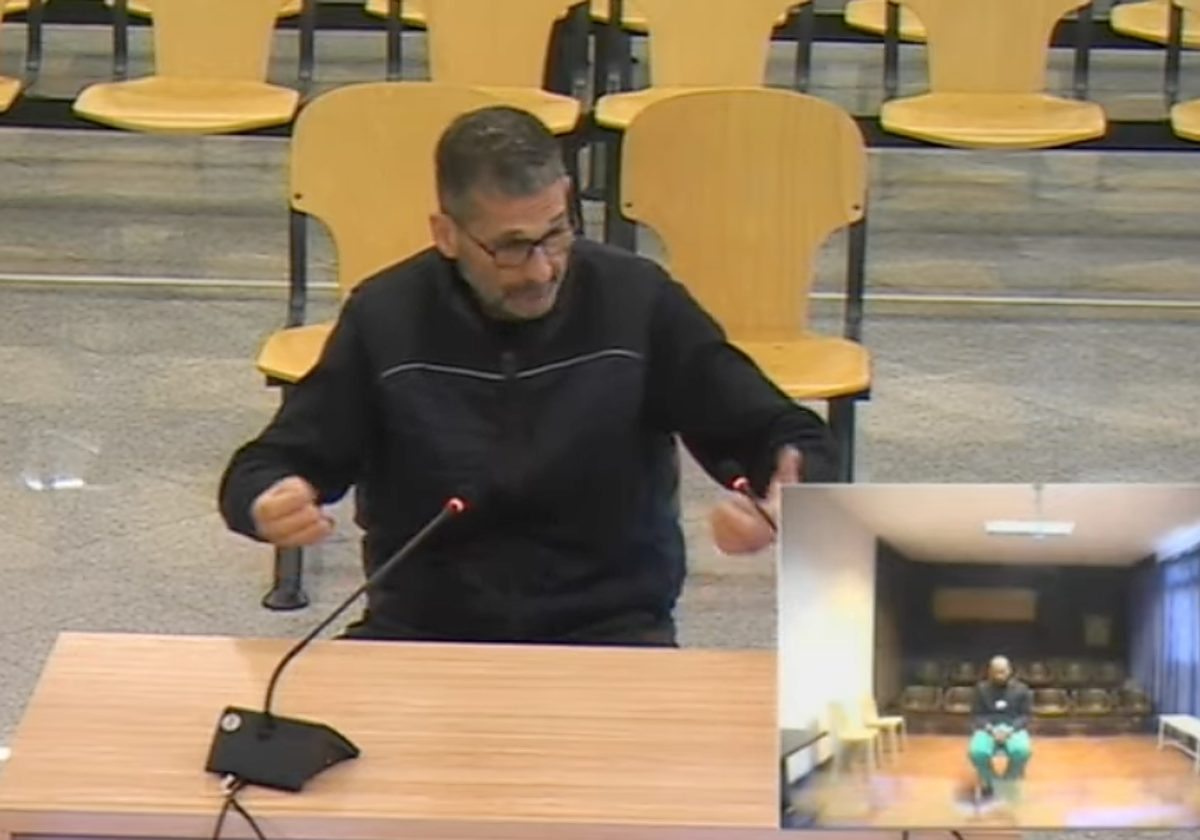 Los dos acusados, uno presencial y otro por videoconferencia, durante el juicio