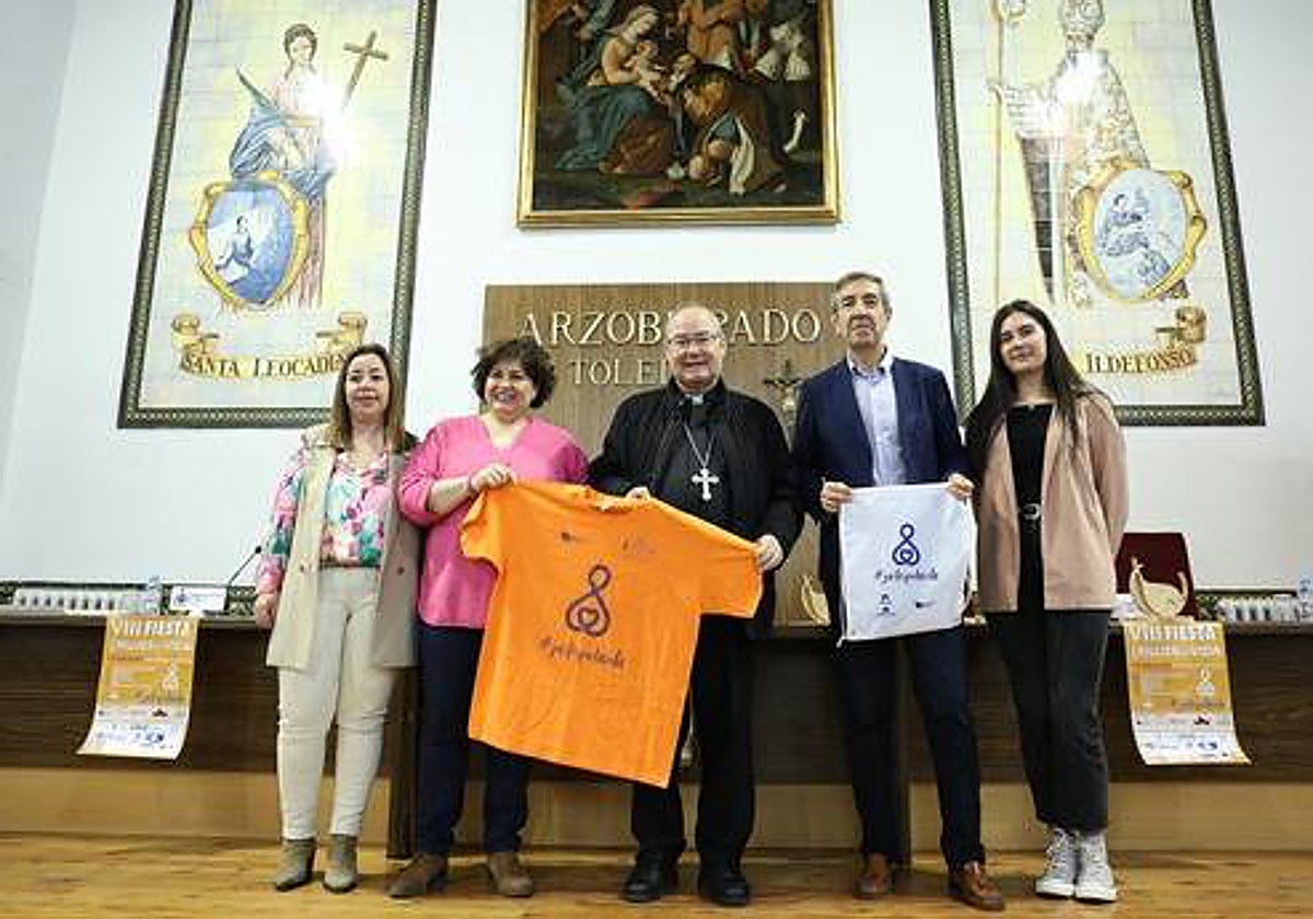 El arzobispo de Toledo con miembros de Cáritas y Proyecto Mater durante la presentación