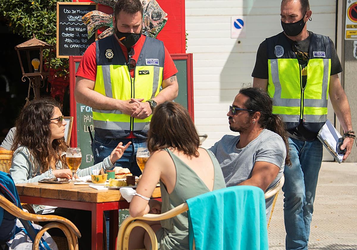Una imagen de archivo de unos policías junto en un bar de Palma, en Mallorca