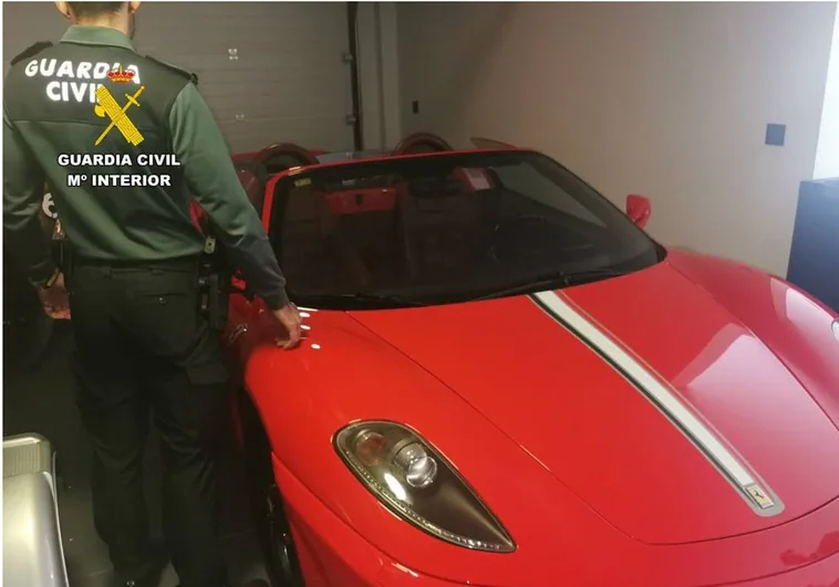 Un Ferrari de 150.000 euros y 1.600 plantas de marihuana en chalés de lujo detectados por un fraude en la electricidad