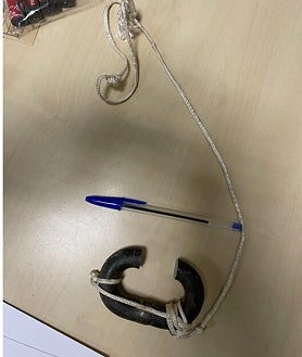 Imagen secundaria 2 - En la imagen, piedras y palos intervenidos tras la protesta, que dejó varios heridos, entre ellos agentes de la Policía Nacional desplazados al lugar