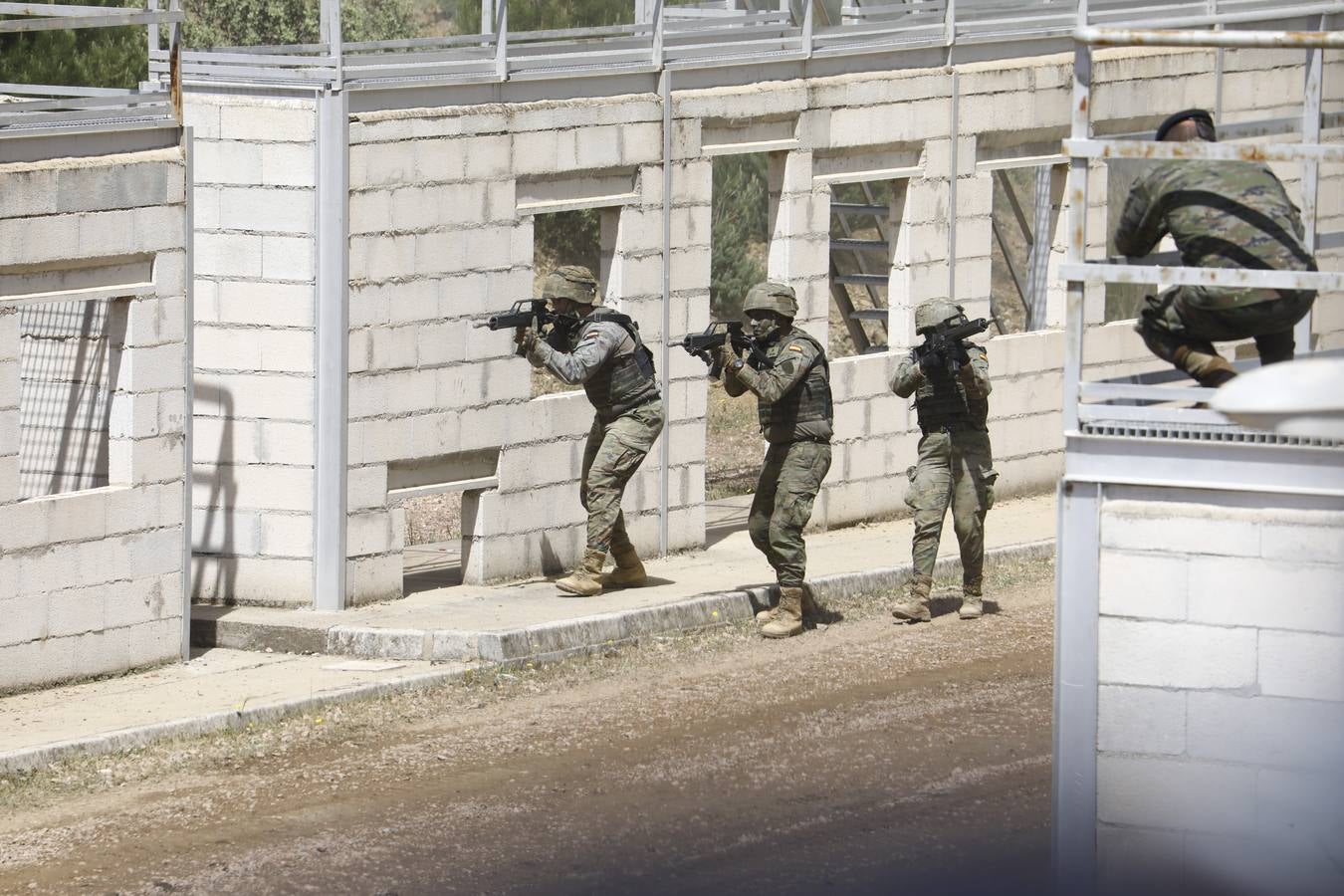 La visita de la ministra de Defensa a la Base de Cerro Muriano en Córdoba, en imágenes