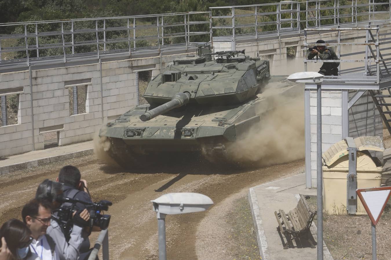 La visita de la ministra de Defensa a la Base de Cerro Muriano en Córdoba, en imágenes