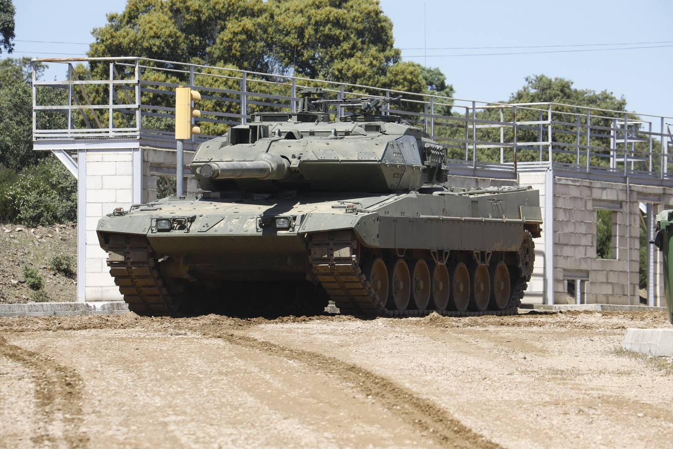 La visita de la ministra de Defensa a la Base de Cerro Muriano en Córdoba, en imágenes