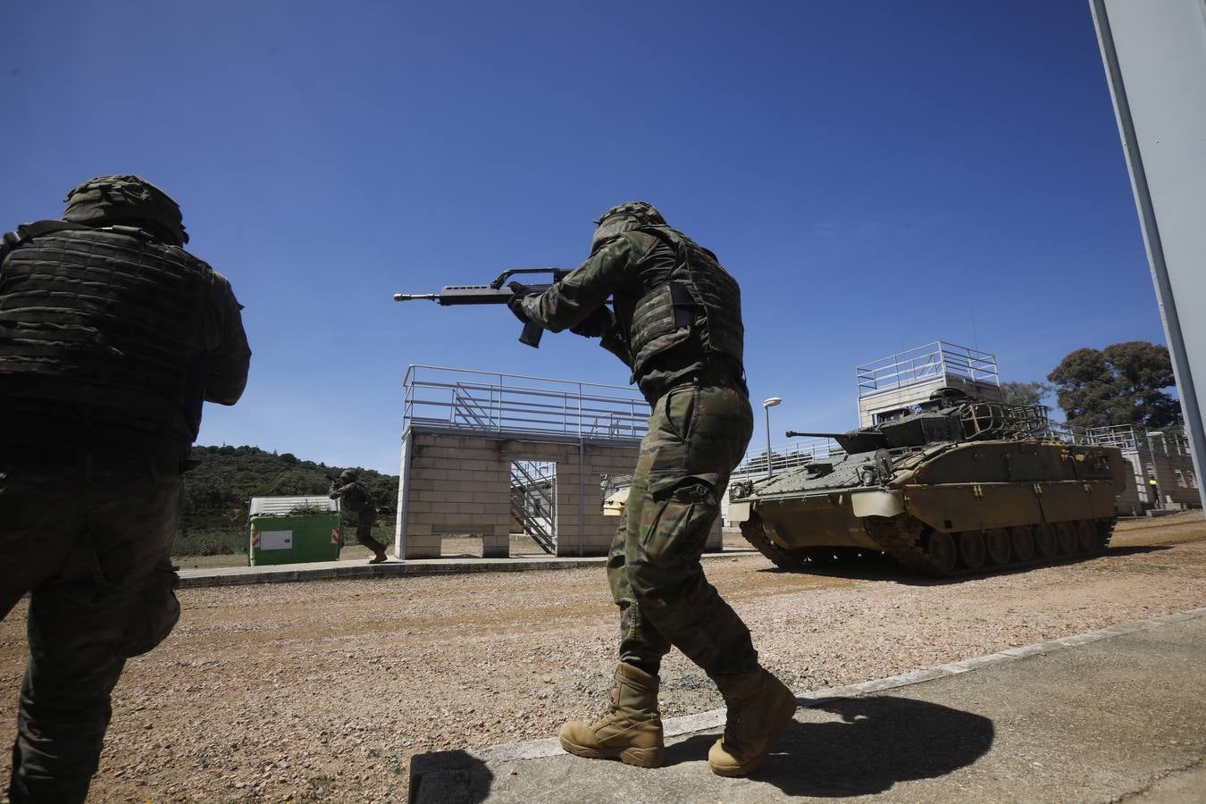La visita de la ministra de Defensa a la Base de Cerro Muriano en Córdoba, en imágenes