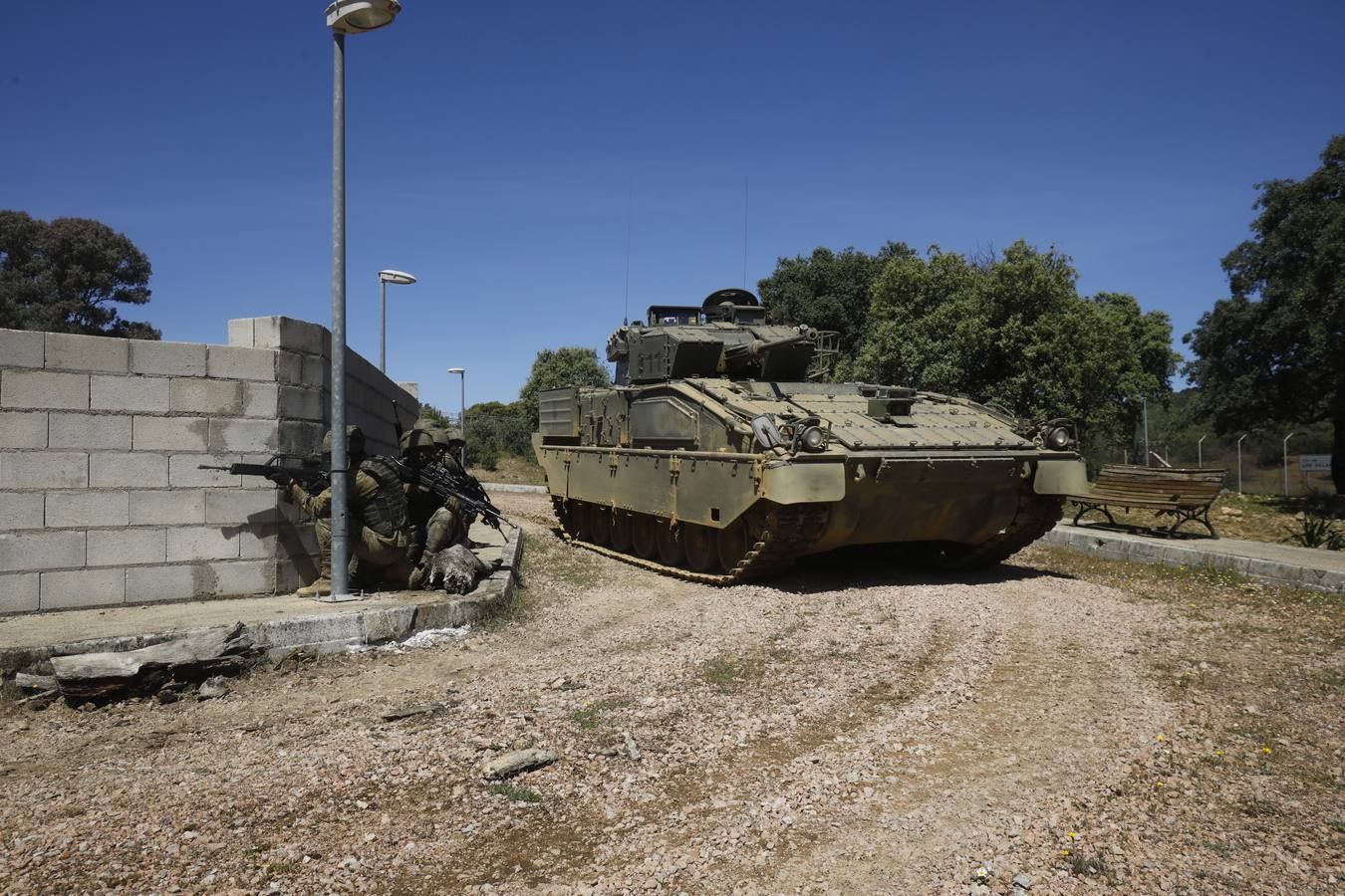 La visita de la ministra de Defensa a la Base de Cerro Muriano en Córdoba, en imágenes