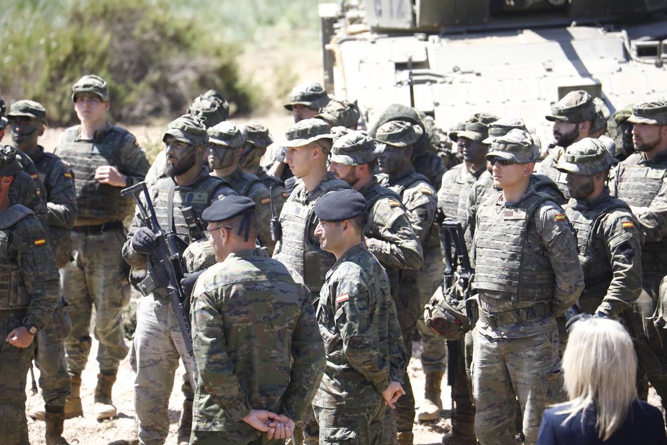 La visita de la ministra de Defensa a la Base de Cerro Muriano en Córdoba, en imágenes