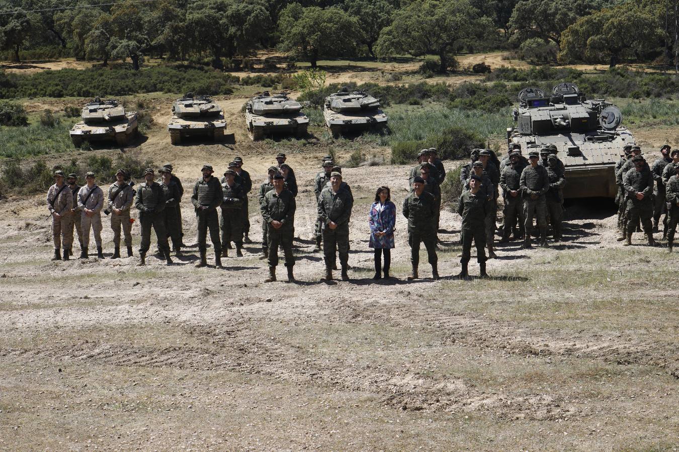 La visita de la ministra de Defensa a la Base de Cerro Muriano en Córdoba, en imágenes