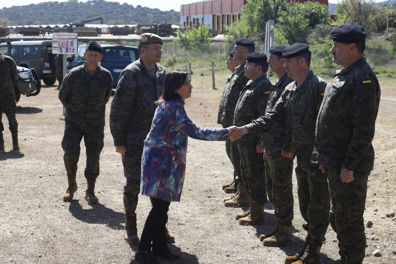 La visita de la ministra de Defensa a la Base de Cerro Muriano en Córdoba, en imágenes
