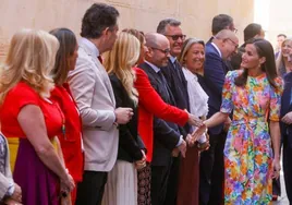 El vestido republicano 'diy' de la concejal de Podemos, entre lo más comentado de la visita de la reina Letizia a Córdoba