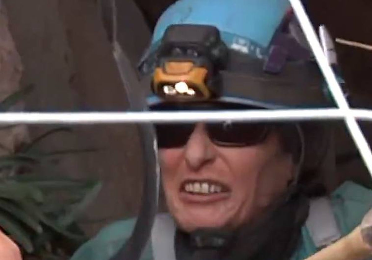 Beatriz Flamini, justo en el momento de salir de la cavidad donde ha estado 500 días