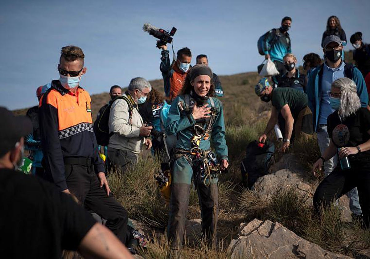 Flamini, en el momento en que sale de la cueva