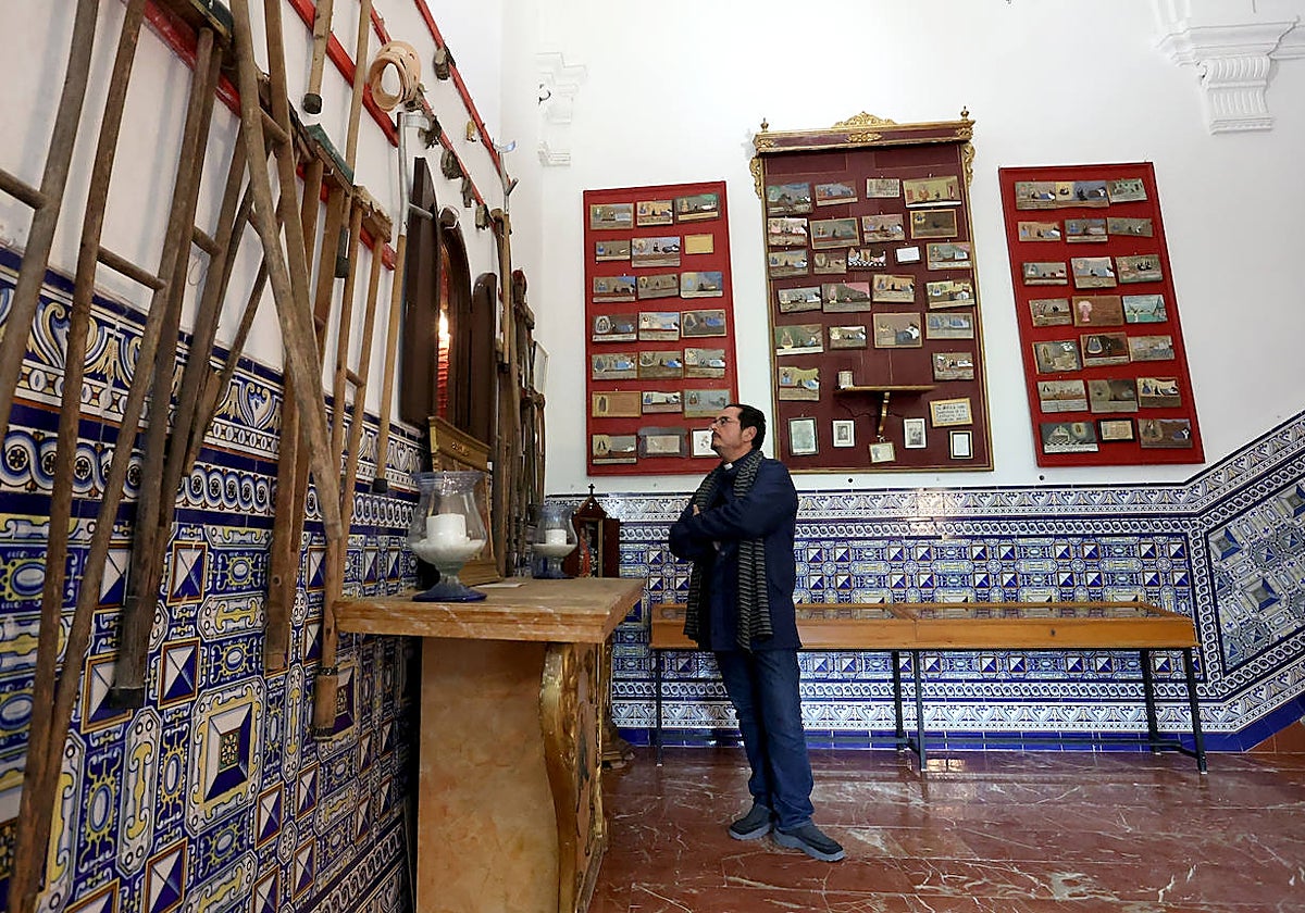 El párroco del santuario, Ignacio Sierra, ante la escalera de subida al camarín de la Virgen