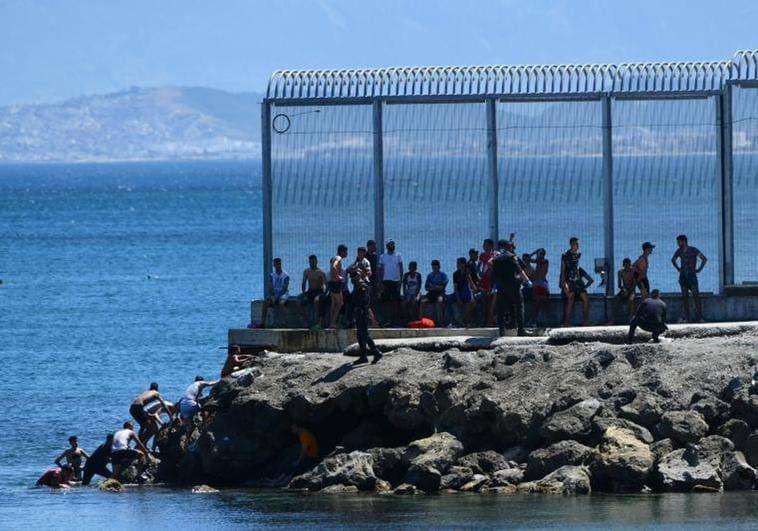 Se reabre la frontera de Ceuta tras el intento de salto de la valla de unos 200 inmigrantes