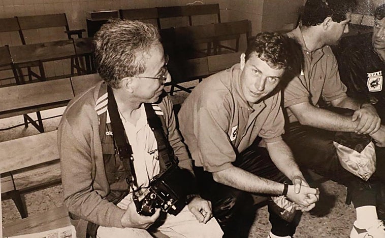 Imagen principal - Arriba, con el futbolista Emilio Butragueño y Andoni Zubizarreta. En otra imagen, con un grupo de compañeros de profesión. En otra fotografía, Leopoldo y su hijo Francisco 