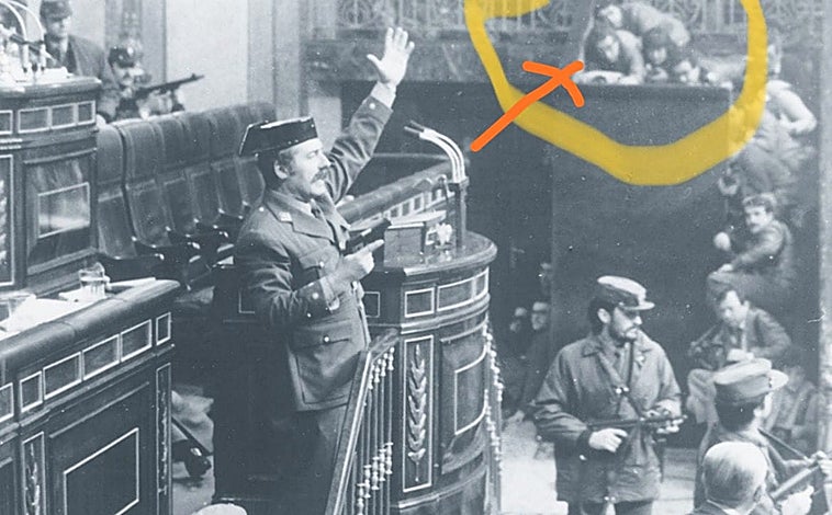 Imagen principal - Arriba, una flecha señala a Leopoldo en el Congreso de los Diputados el 23 de febrero de 1981. En otra imagen, transmitiendo telefotos. Y otra instantánea de 1974, entre Isabel Perón y Pilar Franco.