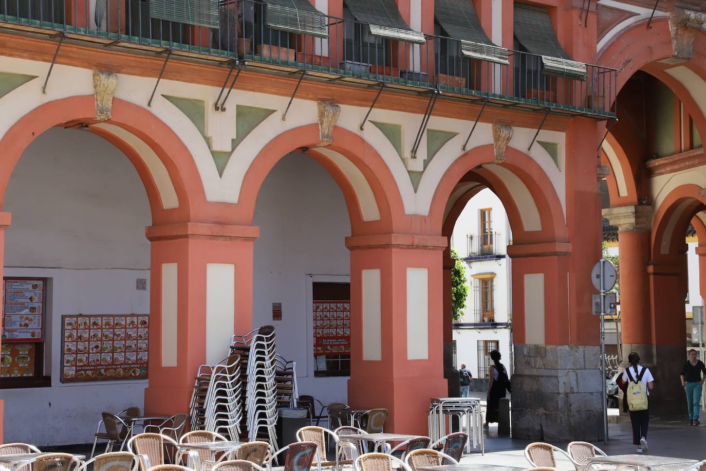 La plaza de la Corredera de Córdoba después de la limpieza, en imágenes