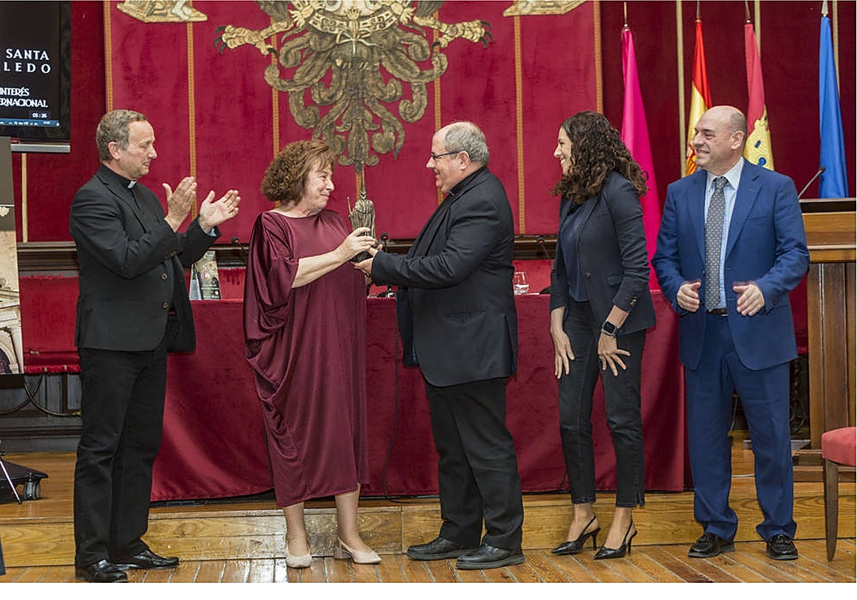 Ana Pérez recoge el premio Nazareno de Honor 2022