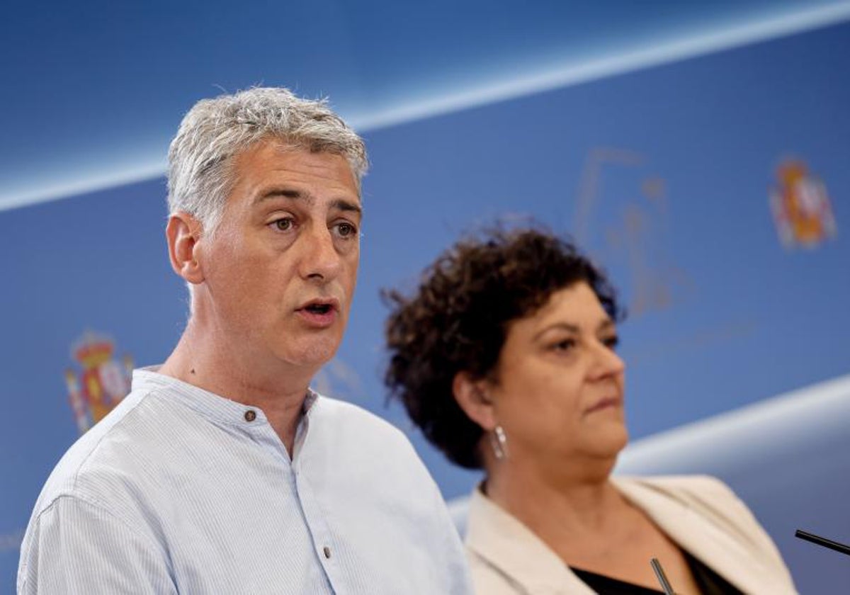 El portavoz adjunto de EH Bildu en el Congreso, Oskar Matute, y la diputada de ERC Pilar Vallugera ofrecen una rueda de prensa conjunta para dar a conocer el acuerdo alcanzado por EH Bildu y ERC con el Gobierno de coalición para cerrar la nueva Ley de Vivienda, este viernes en el Congreso de los Diputados en Madrid